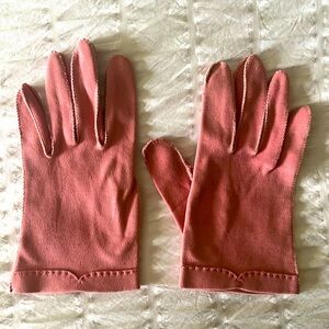 Authentic vintage pink gloves from the 50s. Excellent condition.